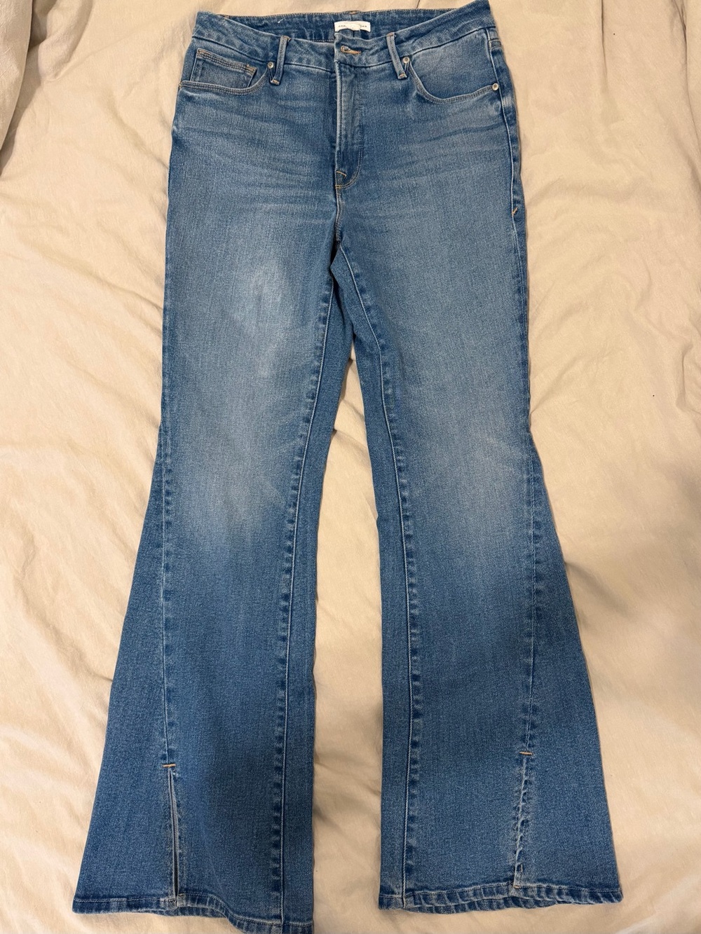 Good American Medium Wash Flared / Bootcut Jeans w/ Split bottom hem